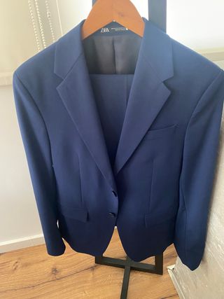 Traje de hombre azul y camisa de vestir azul
