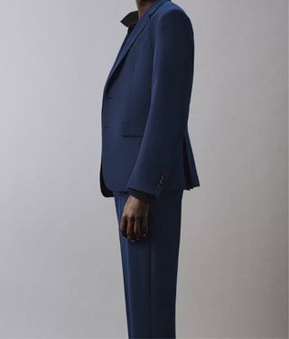 Traje de hombre azul y camisa de vestir azul