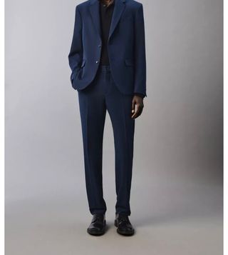 Traje de hombre azul y camisa de vestir azul