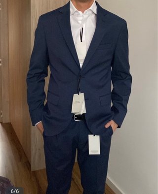 Traje de hombre azul y camisa de vestir azul