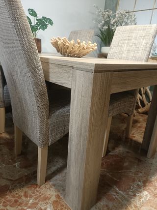 Mesa extensible y 4 sillas salón