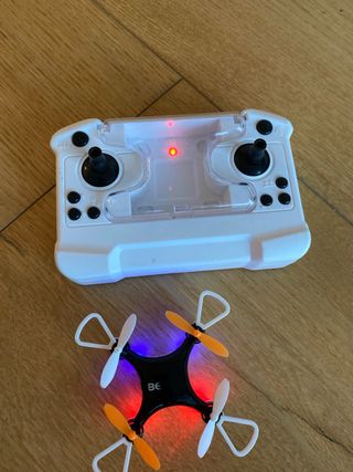 Mini dron micro dron que cabe en el mando