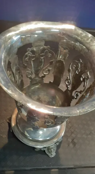 Bonito vaso / cáliz chapado en plata 900