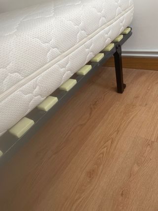 Colchón de matrimonio con estructura metálica