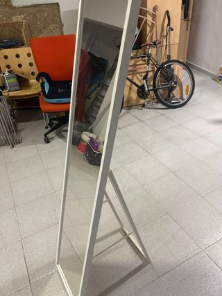 Specchio a Terra Bianco con Design a Forbice