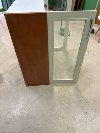Mueble de madera con puertas de cristal
