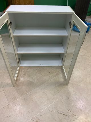 Mueble de madera con puertas de cristal