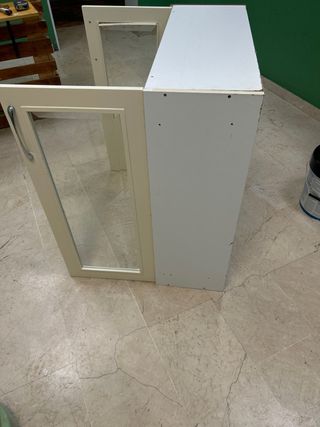 Mueble de madera con puertas de cristal