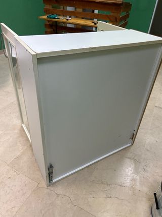 Mueble de madera con puertas de cristal