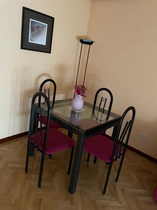 Mesa de cristal con 4 sillas