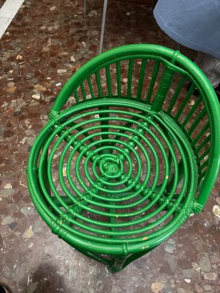 Silla verde de mimbre redonda