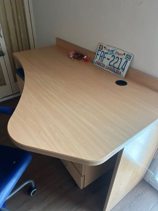 Escritorio con cajoneras y silla
