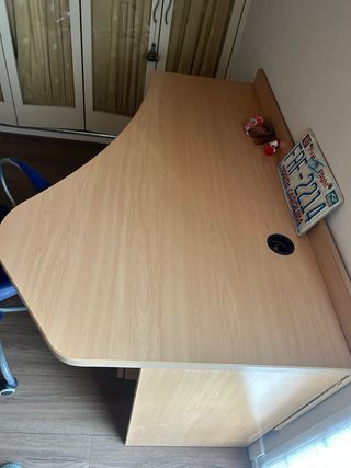 Escritorio con cajoneras y silla