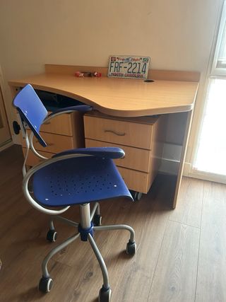 Escritorio con cajoneras y silla