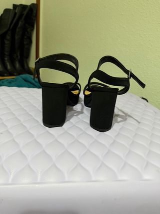 Tacones negros de plataforma