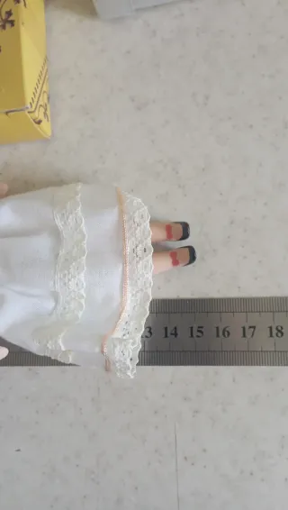 Miniatura Donna Porcellana 1:12 - Nuova