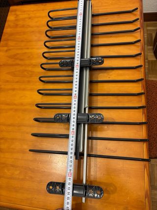 2 Percheros extraibles de 12 pantalones cada uno.