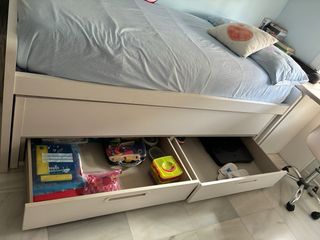 Cama nido blanca con cajones.