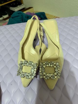 Tacones beige con pedrería