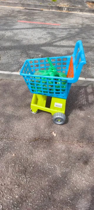 Carrito de juguete con frutas