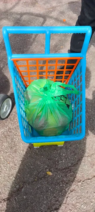 Carrito de juguete con frutas