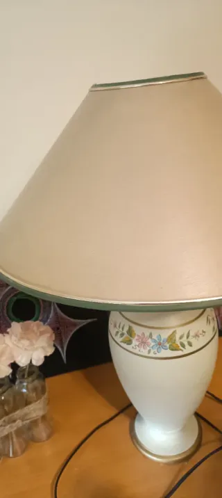 Lámpara de mesa beige y dorada