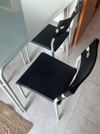 Mesa Comedor Cristal y Sillas Negras