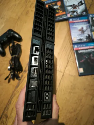 PS4 (PlayStation 4) Negra + 6 Juegos