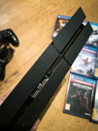 PS4 (PlayStation 4) Negra + 6 Juegos