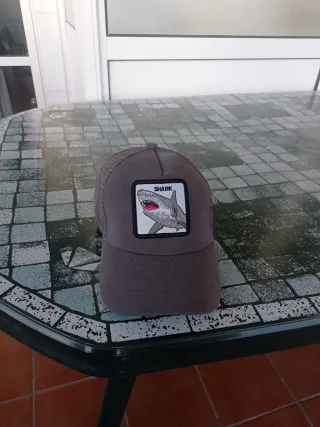 Gorra Trucker Shark Gris