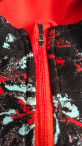 Camiseta deportiva manga larga estampada