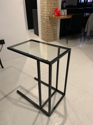 Mesa auxiliar cristal y metal negra
