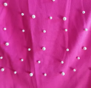 Vestido fucsia con perlas