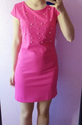 Vestido fucsia con perlas