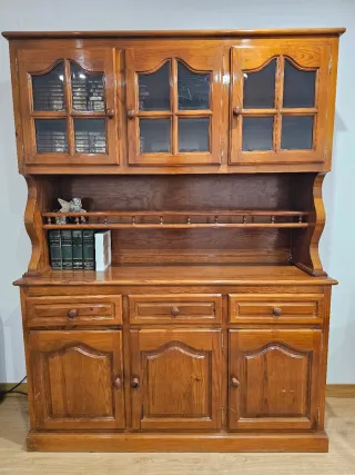 Mueble de madera de pino