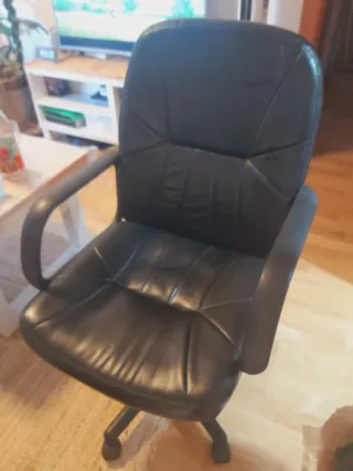 Silla de escritorio negra. Mancha en el respaldo.