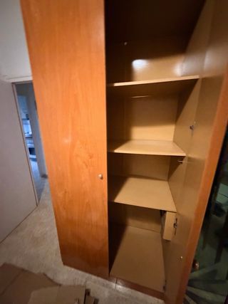 Guardaroba in legno con 4 porte e specchi