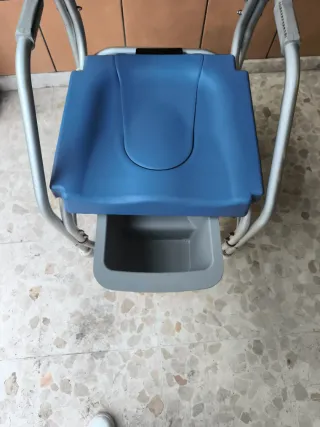 Silla de aseo WC con ruedas.