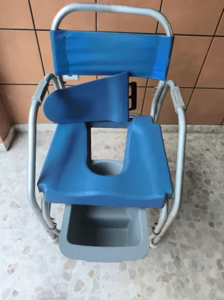 Silla de aseo WC con ruedas.