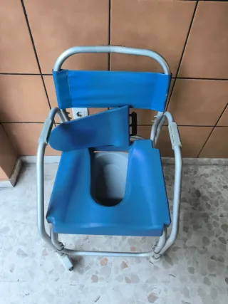 Silla de aseo WC con ruedas.