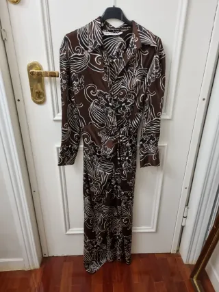 Vestido Zara estampado en raso marrón con lazada.
