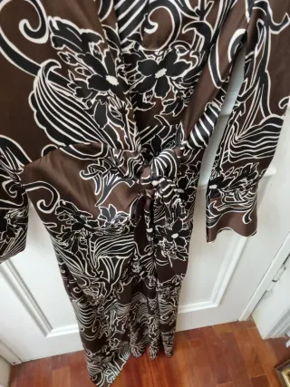 Vestido Zara estampado en raso marrón con lazada.