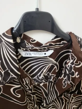 Vestido Zara estampado en raso marrón con lazada.