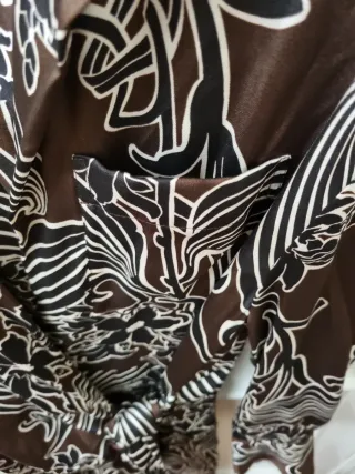 Vestido Zara estampado en raso marrón con lazada.