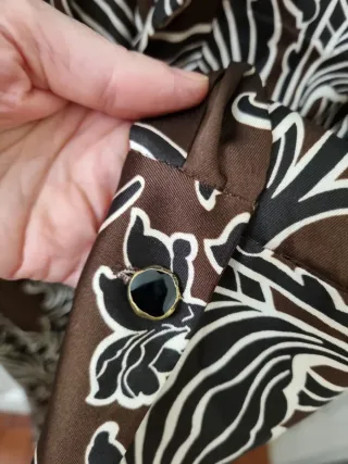 Vestido Zara estampado en raso marrón con lazada.