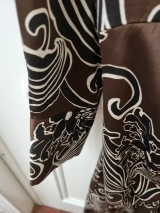 Vestido Zara estampado en raso marrón con lazada.