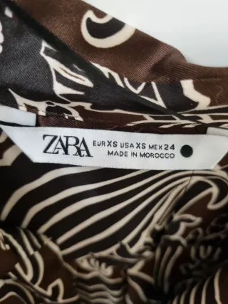 Vestido Zara estampado en raso marrón con lazada.