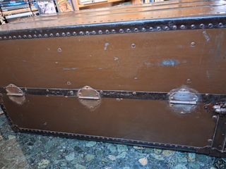 Baúl de barco antiguo de madera y metal