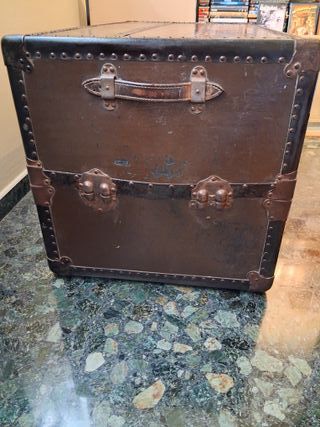 Baúl de barco antiguo de madera y metal