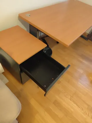 Mesa de oficina con cajonera